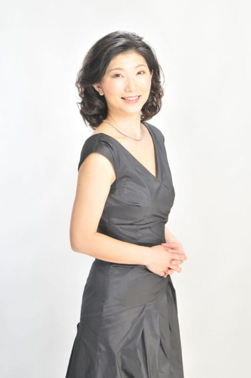 Halbkörper-Porträt von Yuka Imamine, Professorin an der Hochschule für Musik und Theater München und Konzertpianistin.